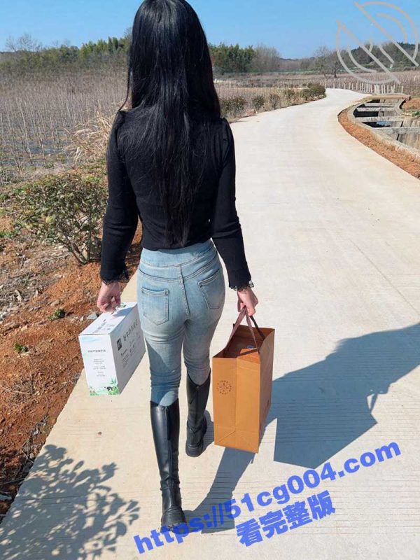 乱伦大神 会喷水的亲姐姐 出租房里让姐姐插着跳蛋打扫卫生 掐着脖子日她还喊着爸爸操我！-51吃瓜网