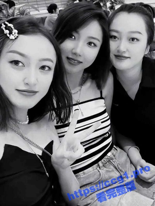 江西大学短发学生妹 人前淑女人后骚逼 在家自慰手抠自己的小穴 录下视频勾引炮友-51吃瓜网