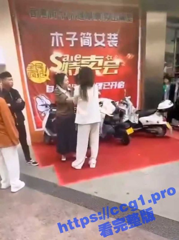 原配当街暴打小三被反杀 许昌长葛  原配单枪匹马上门打小三 老公袒护小三 纠集全店员工暴揍原配-51吃瓜网