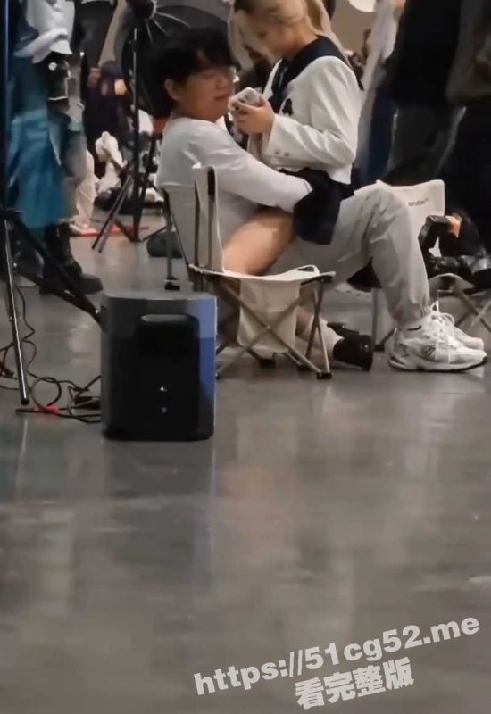 JK短裙女孩 在漫展上直接骑坐在男人腿上 上下起伏 不知道插进去了没 极其不把旁人当人！！-51吃瓜网