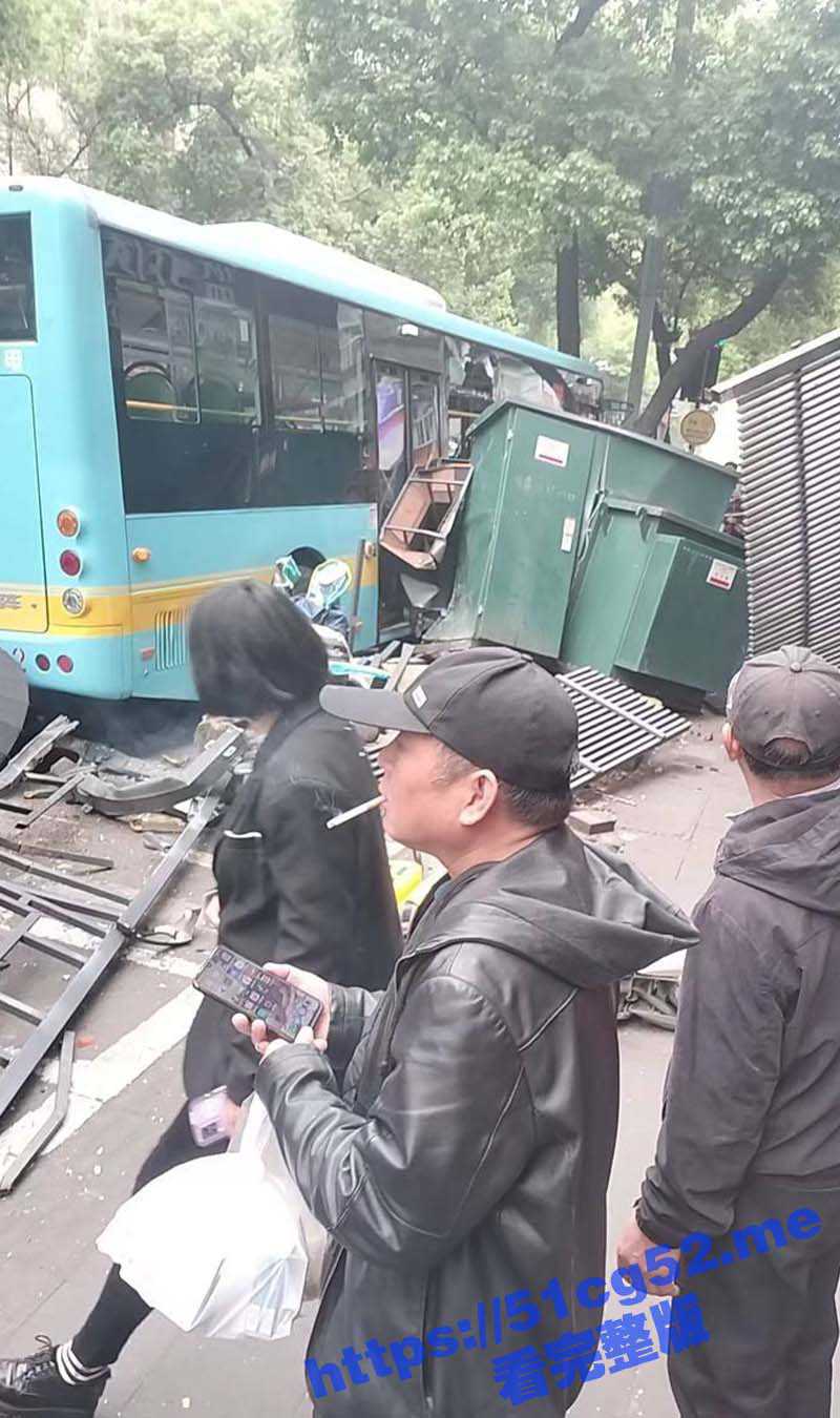 突发事件!江西南昌一公交车与多名行人发生碰撞造成三死七伤 马路上全是残骸断臂 场面惨烈血腥 - 51吃瓜网-51吃瓜网