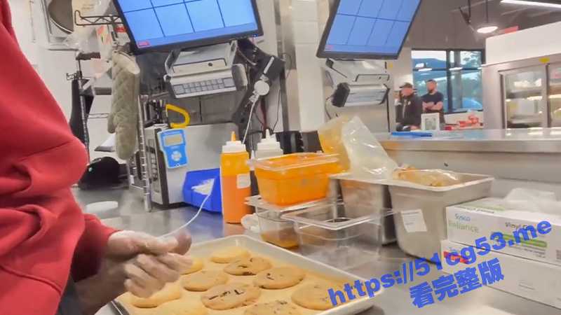 秘制饼干！上班期间撸管就算了居然还把精液射在饼干上 也不知道是哪个幸运儿能吃到这个秘制的精液饼干-51吃瓜网