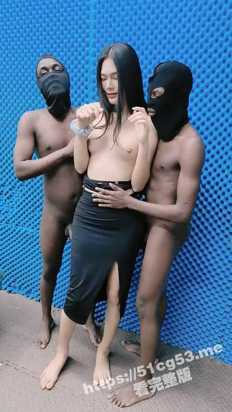 经典黑白配激情5P！两个大老黑玩弄极品大长腿女模 小哥想后入个子太矮骑黑哥脖子上操 超带劲！ - 51吃瓜网-51吃瓜网