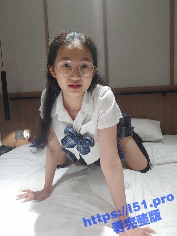 越南眼镜母狗sumslavedog 超喜欢玩约炮3P 拽着两个鸡巴就是舔 前后夹击的爆操才能让她高潮-51吃瓜网