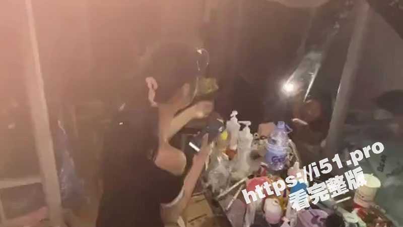 卧槽 现在的大学生当着室友的面和男友裸聊!室友集体帮忙打灯出谋划策!-51吃瓜网