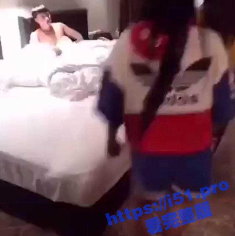 辣眼捉奸现场 两美女捉奸老公 被窝里竟藏了黑泥鳅 男人达到一定段位真是男女通吃啊！-51吃瓜网