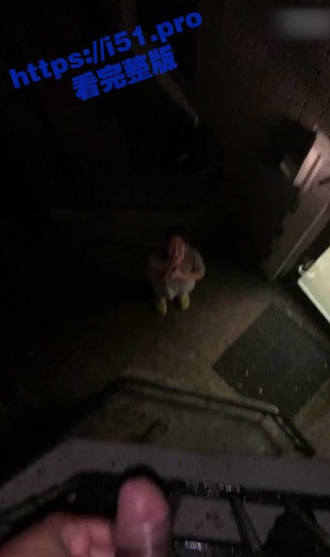 老婆总是半夜才回家怎么办?那就站在阳台上对着楼下的老婆尿尿 让她张开嘴接受从天而降的淋浴惩罚-51吃瓜网
