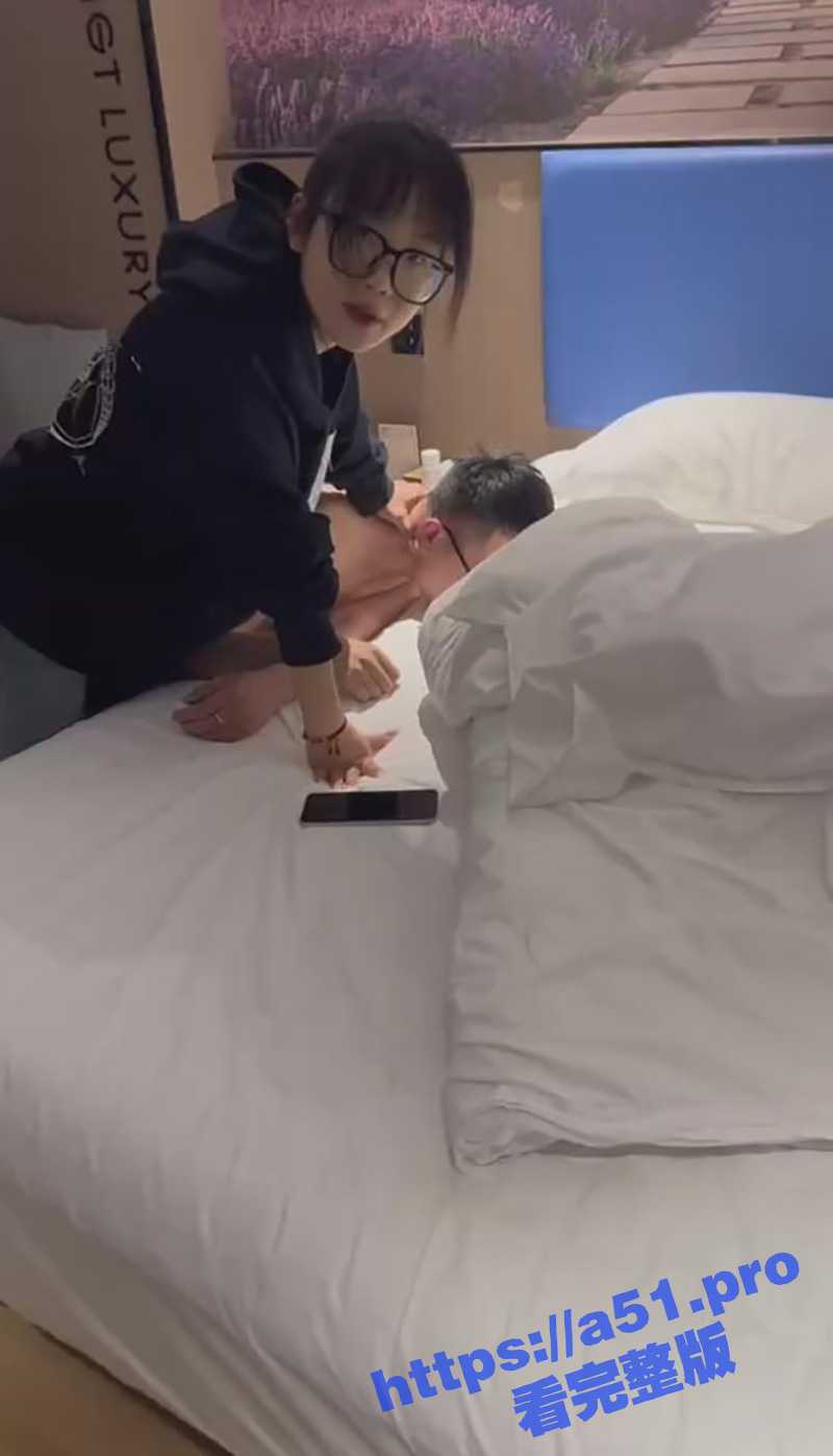 潍坊酒店8203热瓜！美团开房留错电话被女友捉奸的红内裤哥 后续高清完整版视频流出！ - 51吃瓜网-51吃瓜网