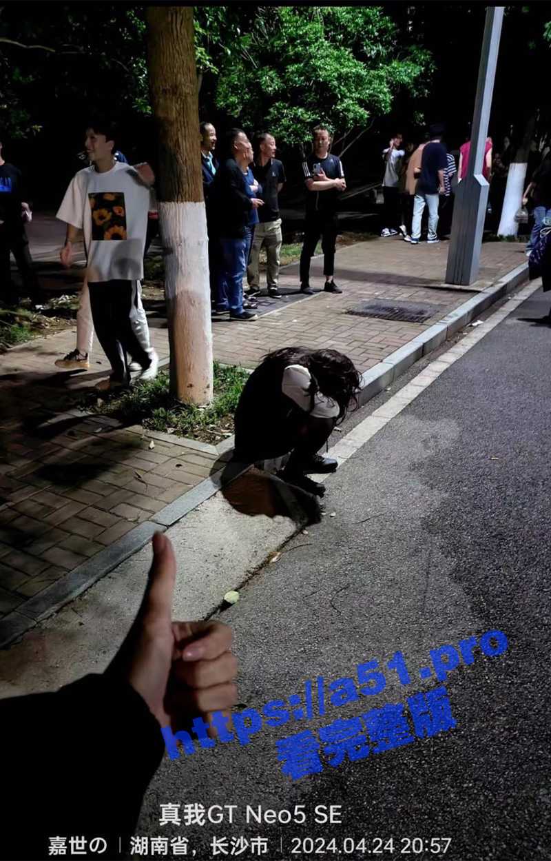 戴假发穿女装! 湖南商业职业技术学院男生 戴假发穿黑丝长裙 混进女生宿舍偷拍被抓现行 - 51吃瓜网-51吃瓜网