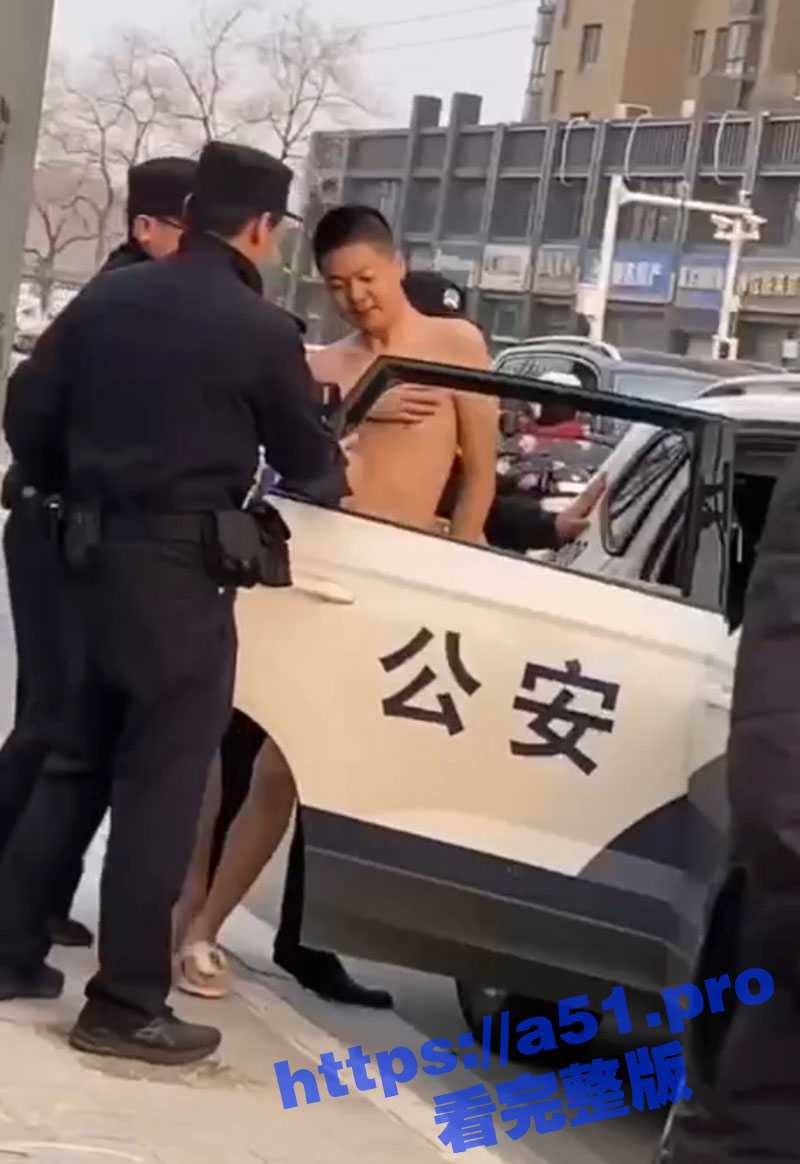 宿迁狠人 失恋男生精神崩溃 放飞自我在小区街头全裸 当众打飞机被围观！ - 51吃瓜网-51吃瓜网