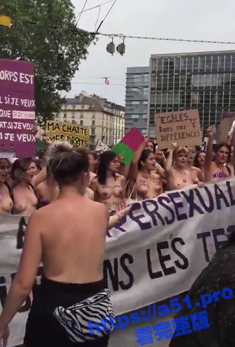 法国女性裸体游行 叫嚣着我的身体和阴户我做主的口号 几千女性坦胸漏乳公开游行 这活动多搞点我们爱看 - 51吃瓜网-51吃瓜网