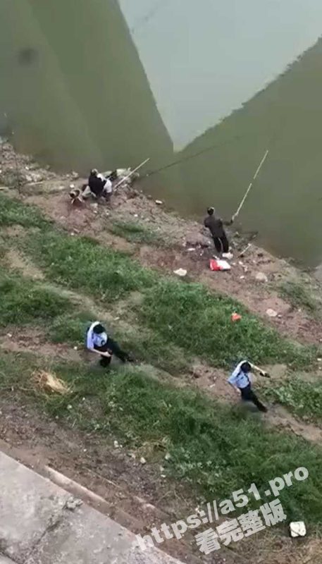 无敌钓鱼佬！眼前飘过一具死尸钓鱼佬仍在淡定的钓着自己的鱼 这心理素质实在是太佩服了-51吃瓜网