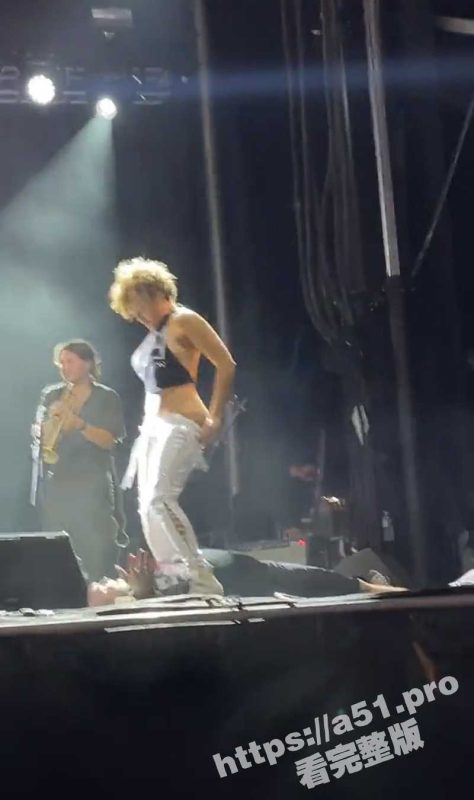 浇个朋友吧！国外说唱乐队女主唱Sophia Urista在美国洛克维尔音乐节上对着男粉丝的脸上撒尿-51吃瓜网