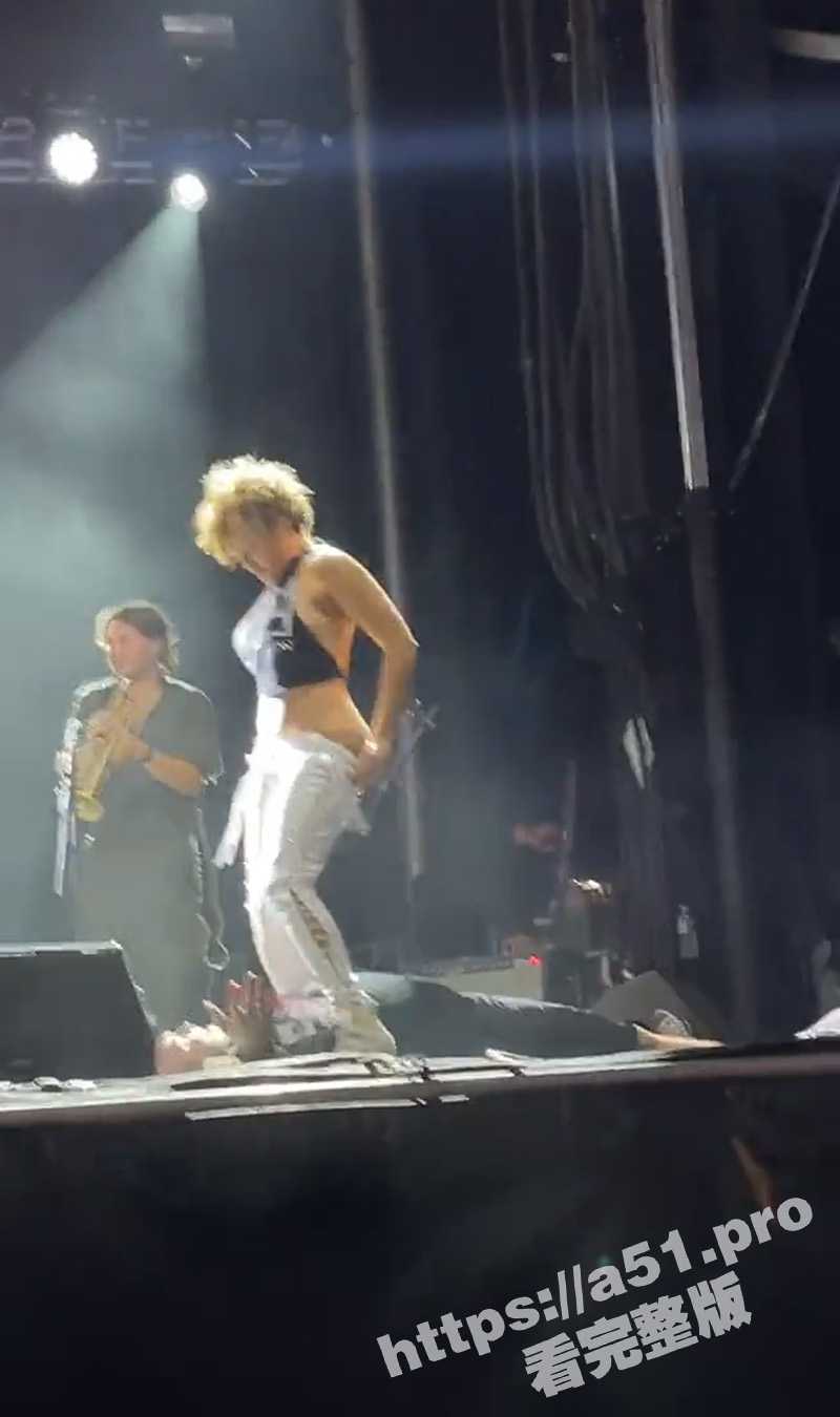 浇个朋友吧！国外说唱乐队女主唱Sophia Urista在美国洛克维尔音乐节上对着男粉丝的脸上撒尿 - 51吃瓜网-51吃瓜网