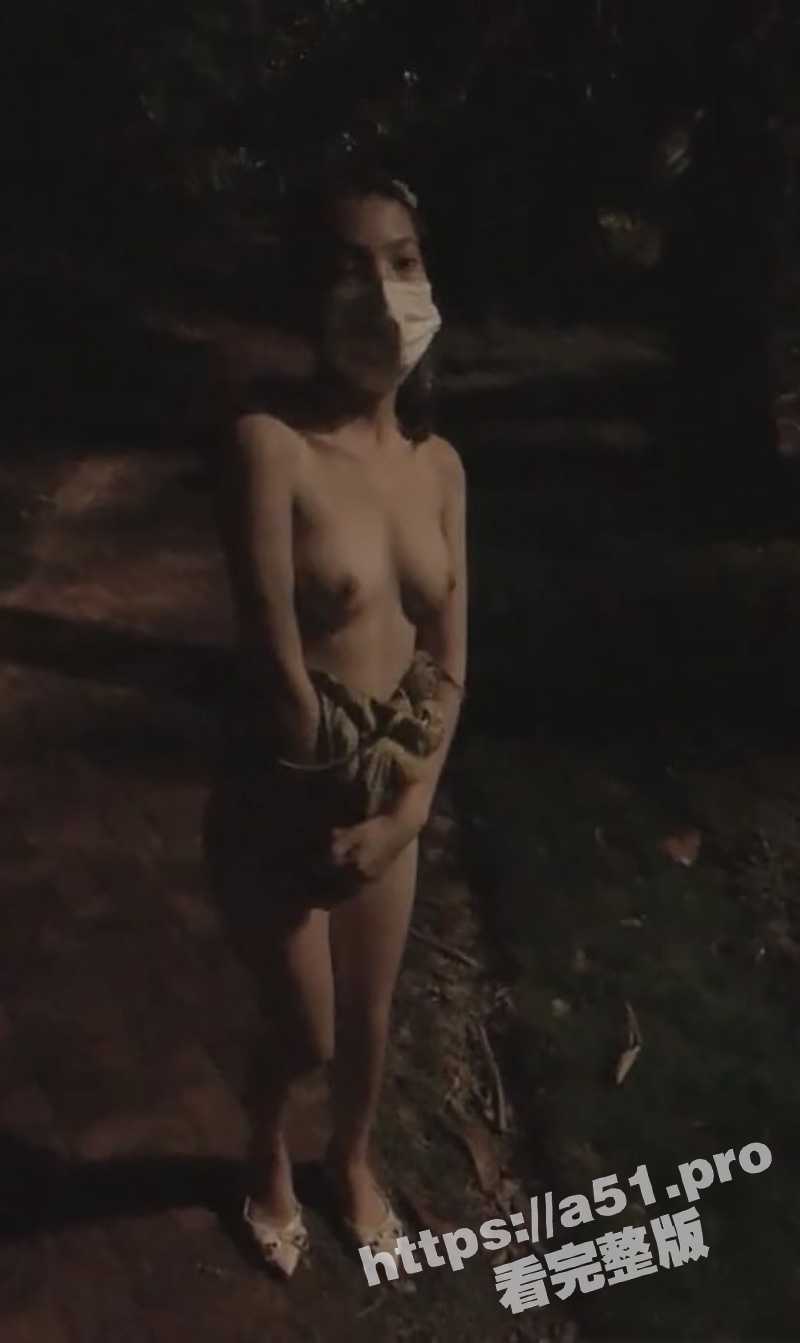 18岁小萝莉被黄毛忽悠挑战街头露出 第一次这样玩真是又兴奋又害羞 边走边回头看 生怕别人看见！ - 51吃瓜网-51吃瓜网