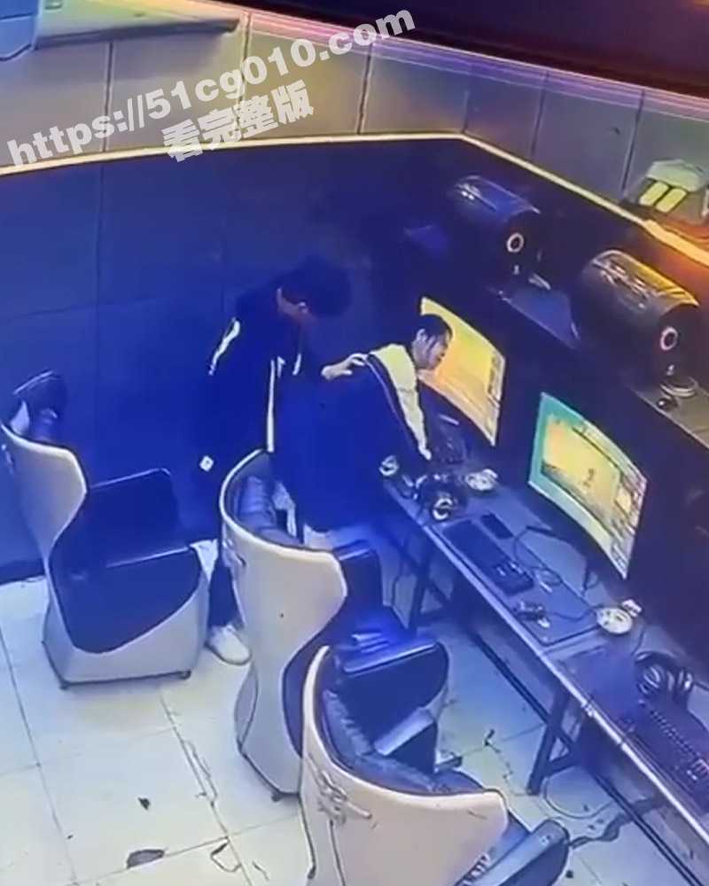 你到底行不行啊!学生小情侣在网吧操逼 摸索了半天找不到洞 气得女友直接提上裤子不让搞了! - 51吃瓜网-51吃瓜网