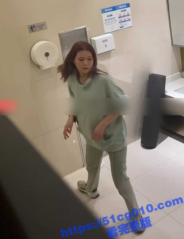 熟人作案无防不胜防！长腿美女 芳乔 被同事在厕所偷拍骚穴 拍就拍吧还曝光人家朋友圈！-51吃瓜网