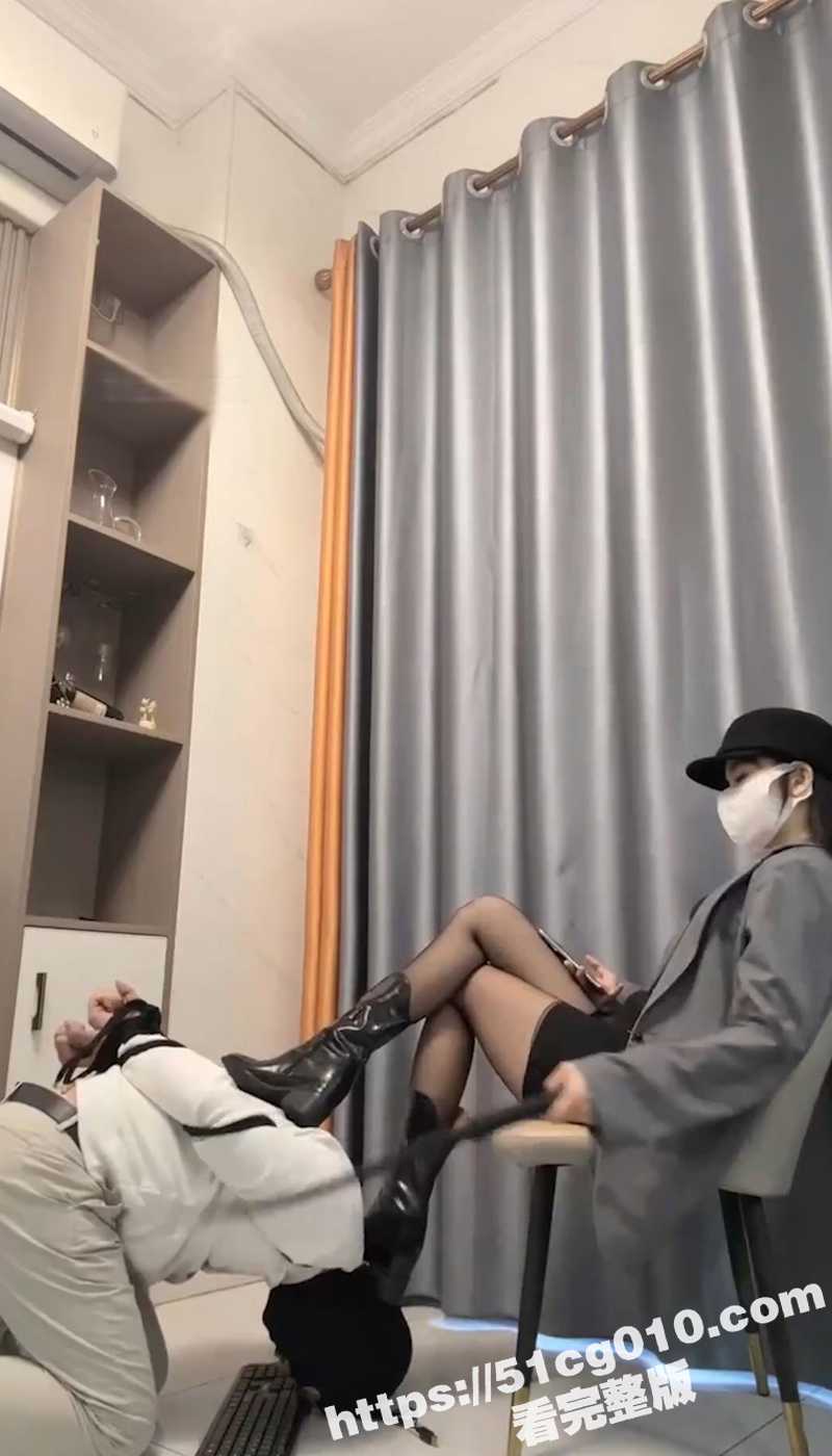 SM暴力惩罚龟男家奴 跪键盘 黑丝御姐身穿高跟靴 皮靴 鞭打 踩踏！ - 51吃瓜网-51吃瓜网