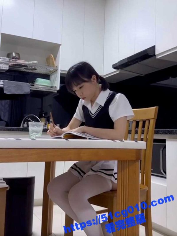 双马尾清纯小表妹正在写作业 被表哥强行爆菊 双马尾加白丝JK 颜射清纯脸蛋 简直爽到飞起！-51吃瓜网