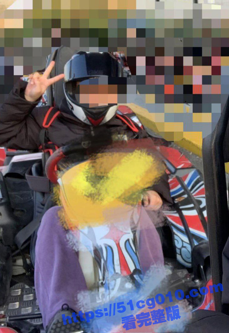 兄妹乱伦!禽兽哥哥趁着开导巨乳亲妹妹的时候 猛的将其扑倒 将大屌插入嫩穴中破处! - 51吃瓜网-51吃瓜网