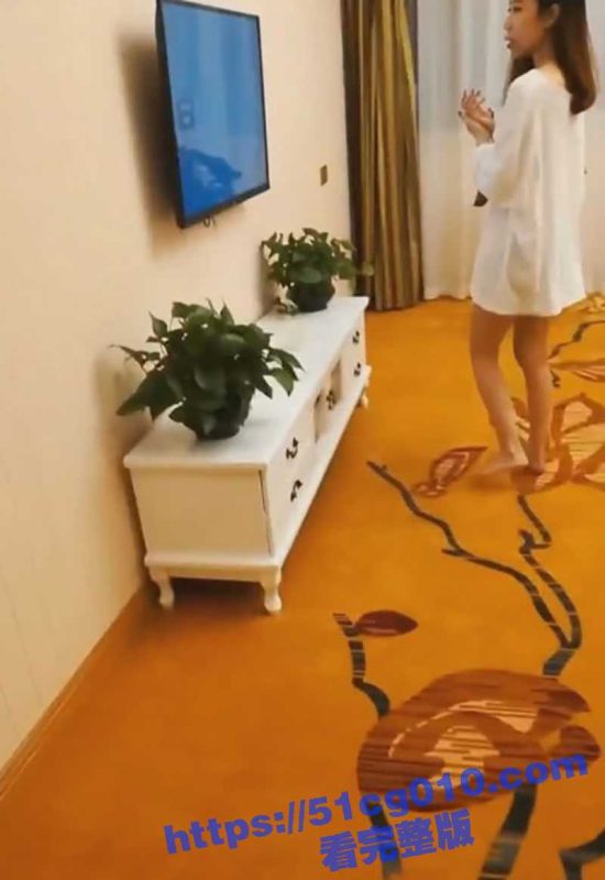 寂寞少妇的丈夫常年在国外出差 少妇哄骗维修人员来家修电视 然后以肉体付费！满足她的骚穴！-51吃瓜网