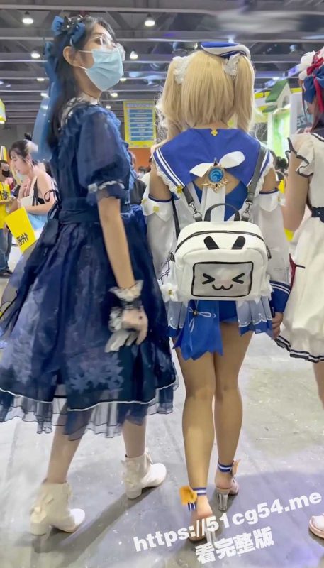 抄底大神好大胆！偷拍洛丽塔小姐姐和闺蜜逛街 白色丝袜绿色内内 人妻和老公也不放过！-51吃瓜网