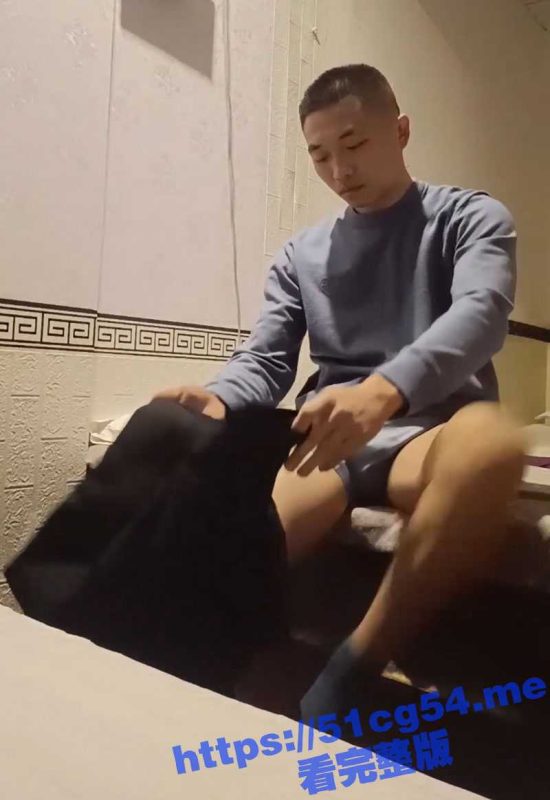 外卖小哥记录他在小巷子内扶贫全过程 辣妹御姐饥渴到鞋子都不脱就被小哥用力猛干 直接趴倒在床！-51吃瓜网