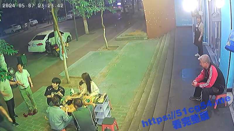 陕西宝鸡 一男子在串串店门口与人发生口角 被人用利器刺中大腿动脉 随后血流不止倒地身亡！ - 51吃瓜网-51吃瓜网