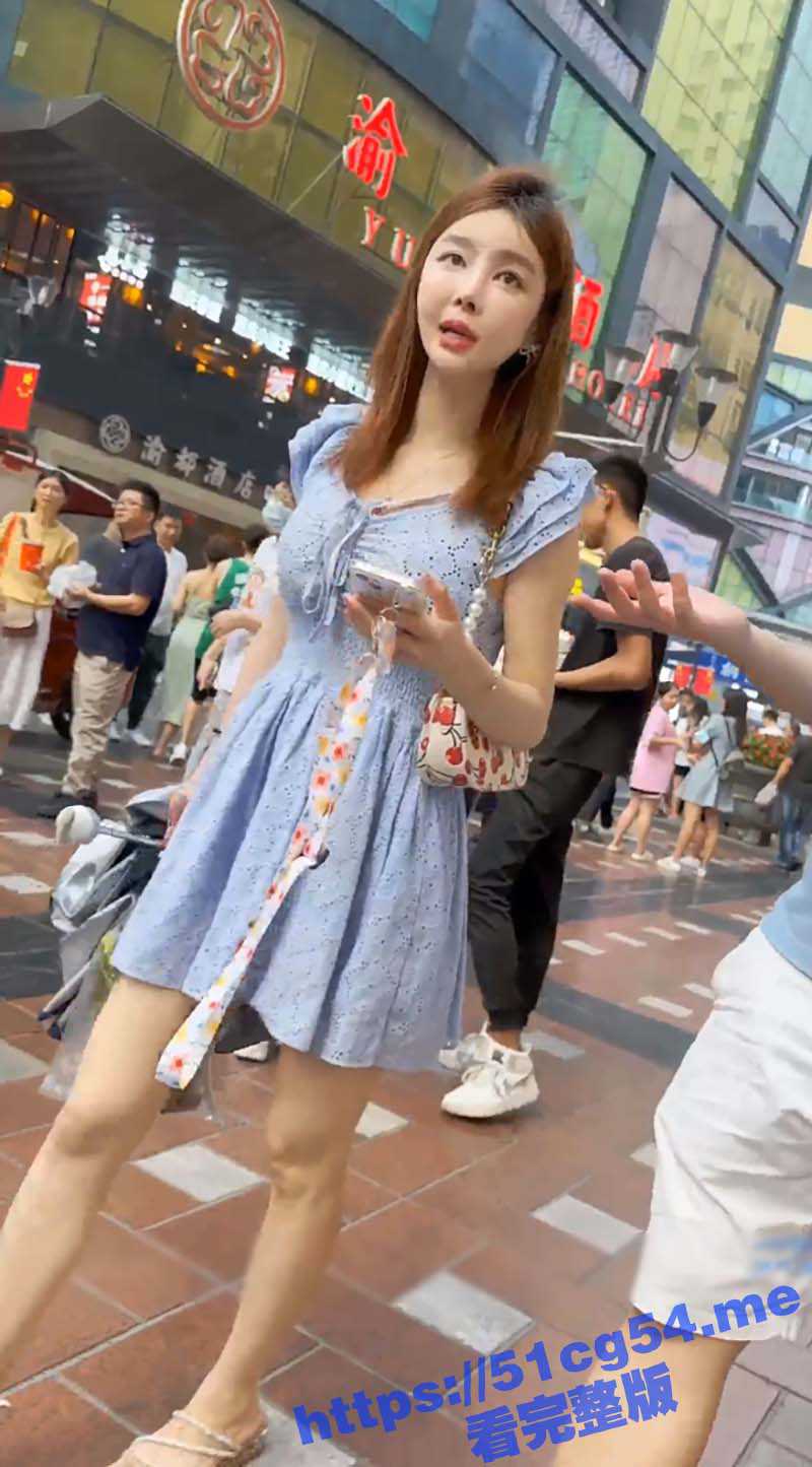 抄底大神街头冒死偷拍 极品颜值女神 和大哥逛街夹着骚内裤 穿性感包臀裙被大神偷拍 侧面都露毛了 - 51吃瓜网-51吃瓜网