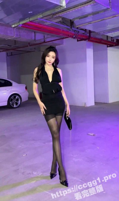 秀人顶级嫩模 王馨瑶 黑色深V包臀裙+性感星光情趣内衣大尺度写真 完美身材展露无遗 鸡儿看硬了-51吃瓜网