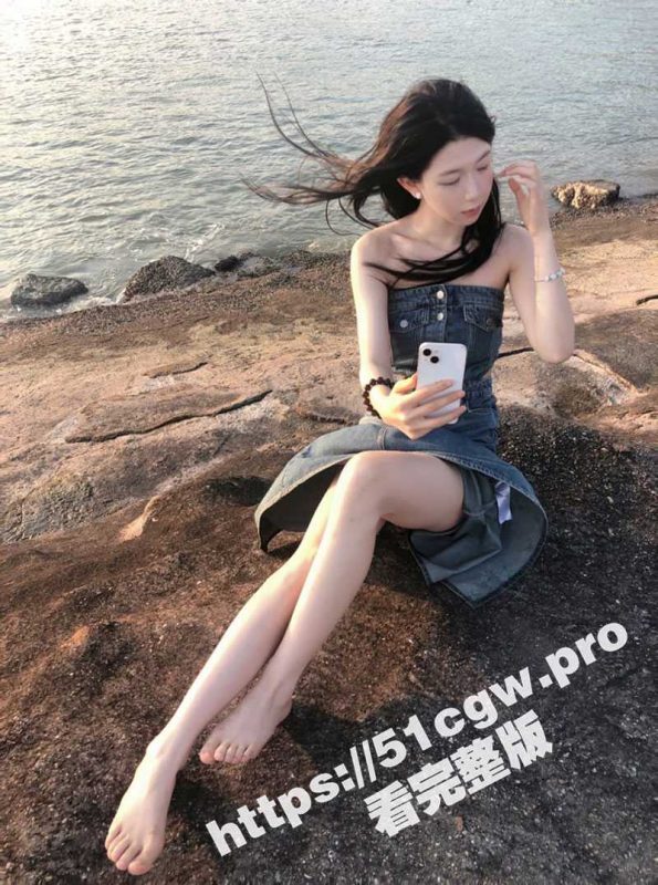 夏天到了 各路露出大神蠢蠢欲动  高颜值小美女马路海边极限露出 跪地爬行-51吃瓜网