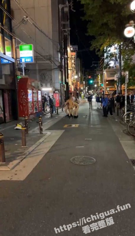 还是小日子会玩！东京步行街惊现三个裸男抱在一起缠绵 其中一人还对着路人打飞机 路人都看呆了-51吃瓜网