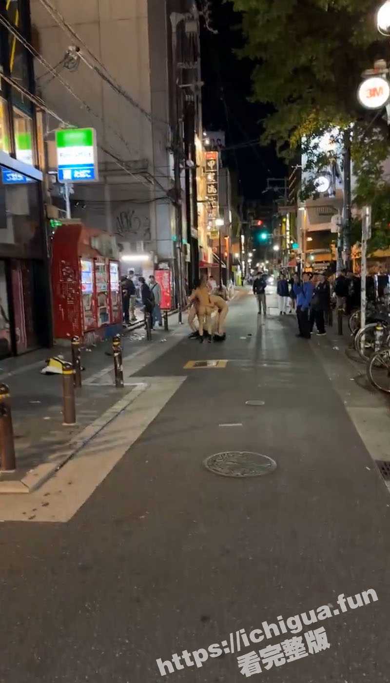 还是小日子会玩!东京步行街惊现三个裸男抱在一起缠绵 其中一人还对着路人打飞机 路人都看呆了 - 51吃瓜网-51吃瓜网