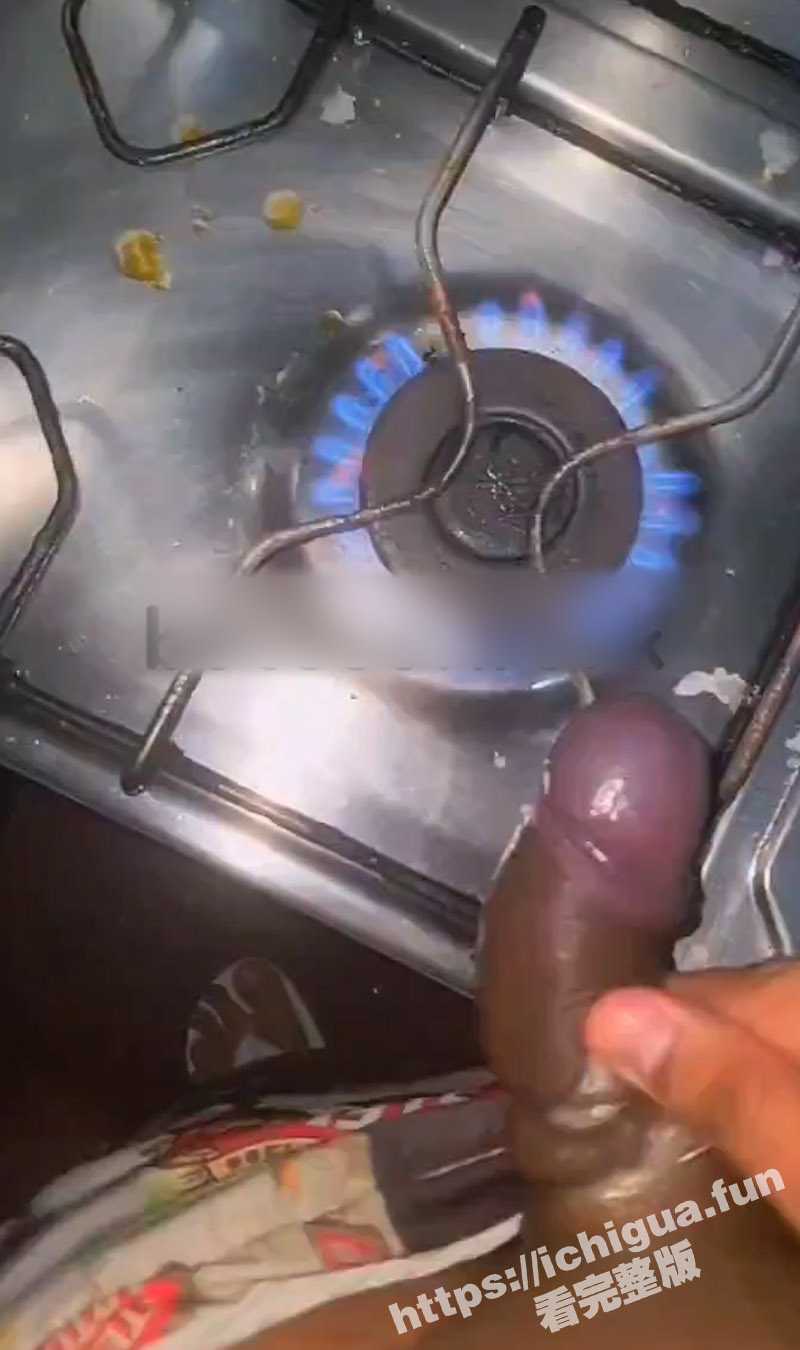 火烧鸡！把鸡巴架在煤气灶上烤 烤到龟头变色脱皮爆出血 看得我鸡儿痛！ - 51吃瓜网-51吃瓜网