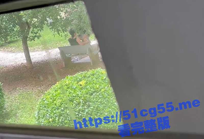 饥渴小情侣在公园的长椅上当众女上位啪啪极其刺激！不管过往的行人完全陶醉其中！-51吃瓜网