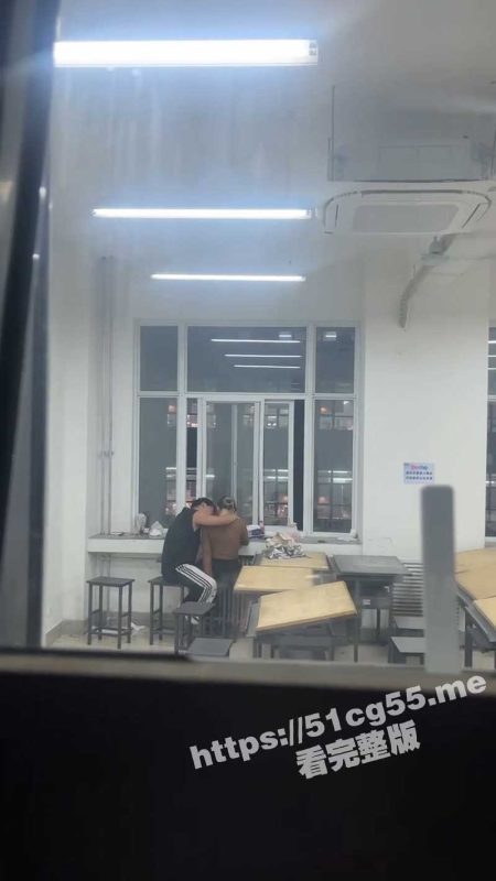 新鲜校园热瓜！西安建筑科技大学草堂校区 小情侣在教室足交抠逼 被同学偷拍 全网疯传！-51吃瓜网