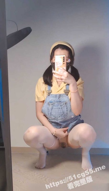 推特抖音反差御姐 奶咪 身穿性感白丝可爱背带裤在镜子前用香蕉棒玩弄肉穴 高潮捅出超多淫水和诱人白浆-51吃瓜网