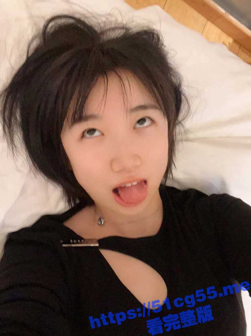 非常清纯的眼镜妹 生活里看着甜美可爱 私下里不好意思买假鸡巴 就用牙刷自慰 果然十个眼镜九个骚啊 - 51吃瓜网-51吃瓜网