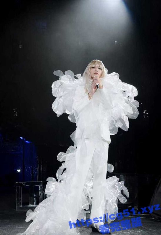 华晨宇香港演唱会太炸裂了 不愧是花花 总是超出人类的理解范围 还有人说他超越了权志龙 你们认为怎么样-51吃瓜网