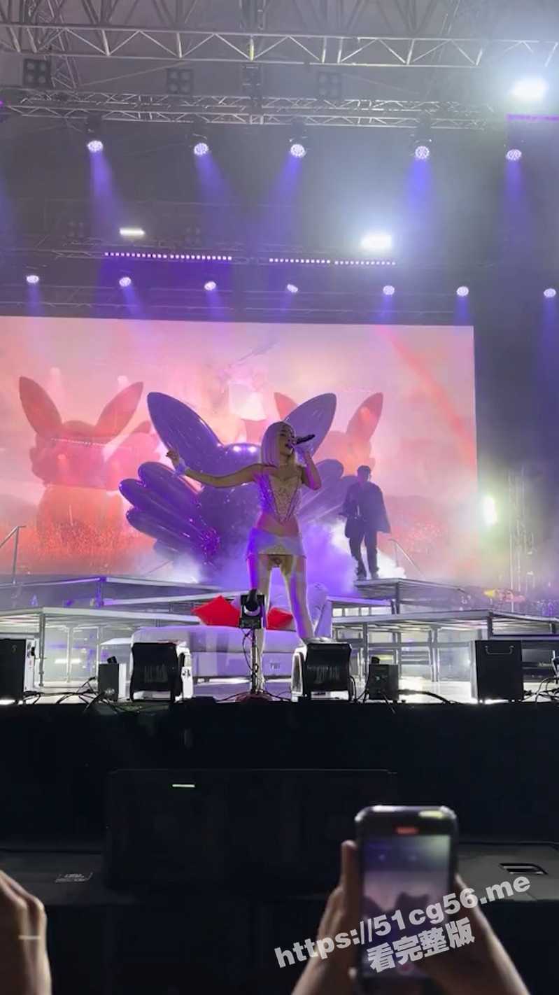 网络疯传 外国女歌手演唱会疑似忘记穿内裤上台表演 瓜友们来看看到底穿了没 - 51吃瓜网-51吃瓜网