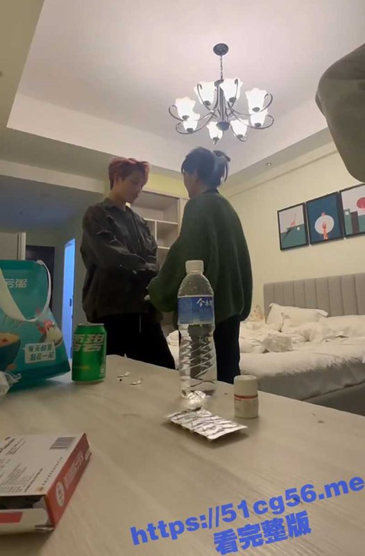 两小伙暴打精神小妹 疑似皮条客带妹强制卖淫 不仅拳打脚踢 就连电棍都用上了 这要是被抓是不是废了-51吃瓜网