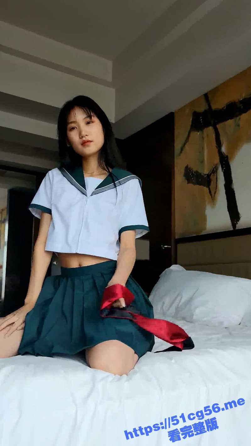 可爱的妹子在摄像头下撅起屁股掰开嫩穴 让摄影师尽情拍摄！ - 51吃瓜网-51吃瓜网