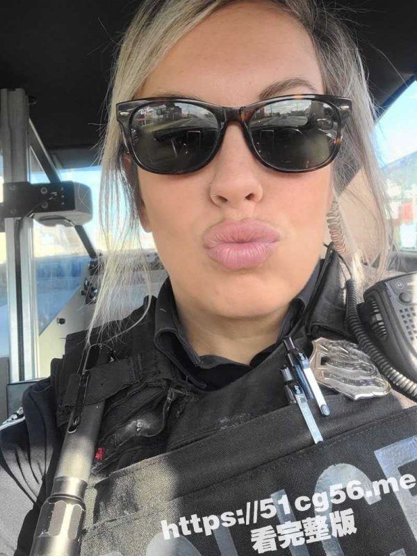 美国在职白人女警 被爆私下是媚黑反差婊 男朋友把她贡献给黑人 被黑白肉棒前后夹击-51吃瓜网