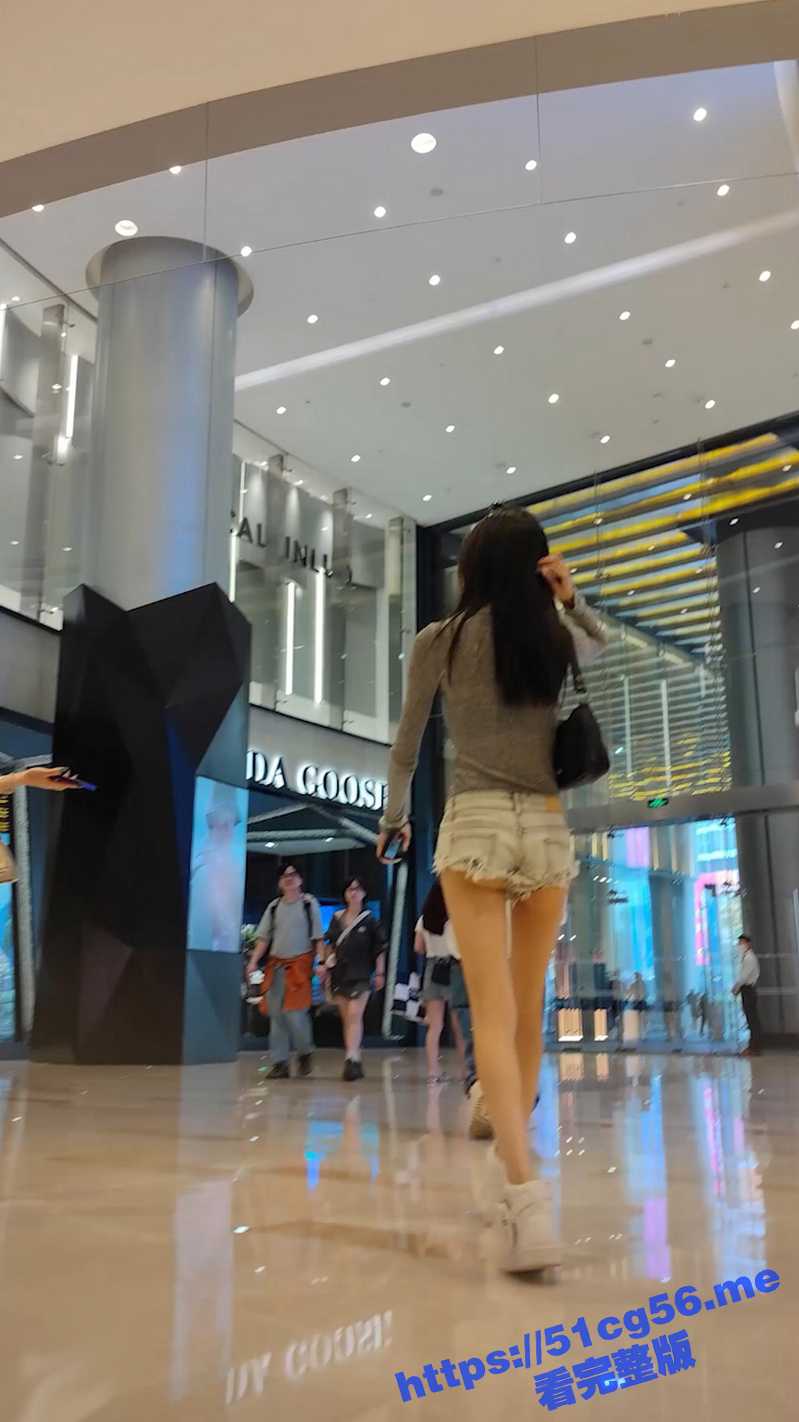 抄底大神最新超短牛仔裤偷拍镜头 一双美腿看的应接不暇 超短牛仔裤包不住浑圆的美臀！ - 51吃瓜网-51吃瓜网