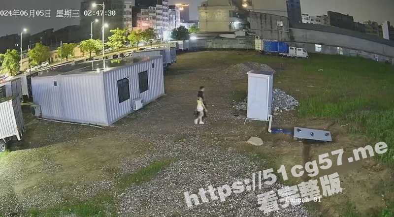 小情侣跑到工地临时厕所去打炮 没想到直接给厕所干塌了！-51吃瓜网