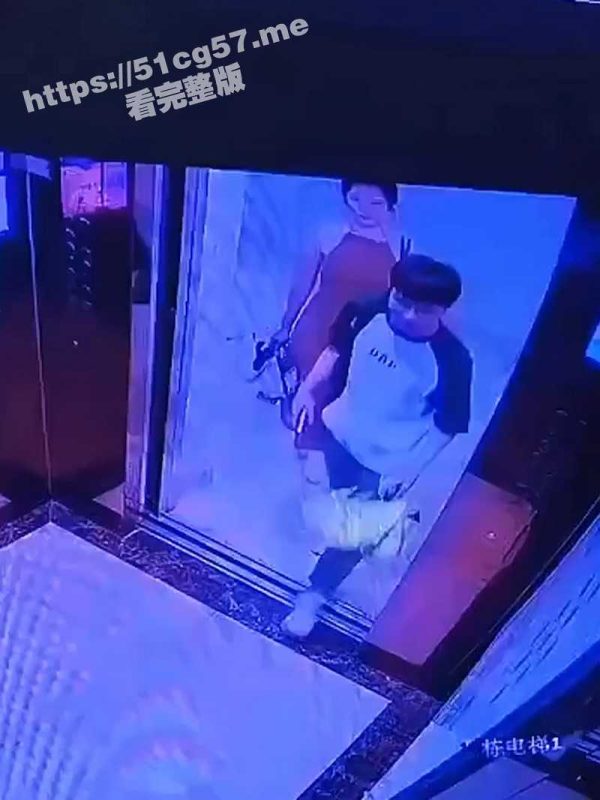 这样的好事怎么轮不到我！女子电梯内强吻男孩 看样子还是极品少妇！-51吃瓜网