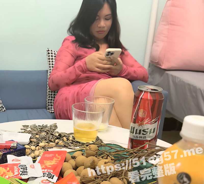 小伙约操良家少妇 阿姨果然风韵犹存 身材不是一般的好 喝酒聊天调情 扒掉衣服看肥穴 拉到床上疯狂爆操-51吃瓜网