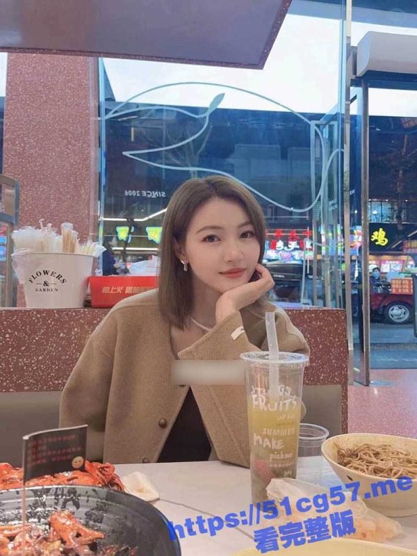 成都油画老师雪媚娘 被约拍摄私房照 被摄影师挑逗揩油并征服 激情吃鸡后 按在窗户边后入爆操-51吃瓜网