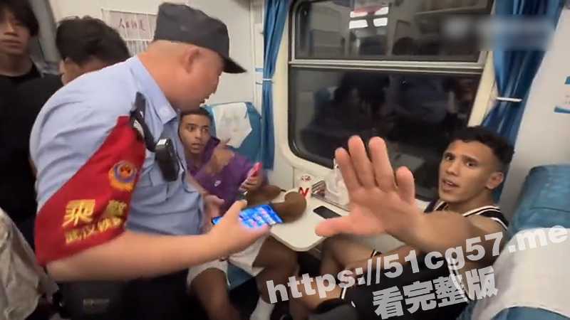 外国人霸座还骂人 用英语沟通故意装听不懂 两个人占四个座位 等帽子叔叔来了忽然能听懂英语了-51吃瓜网