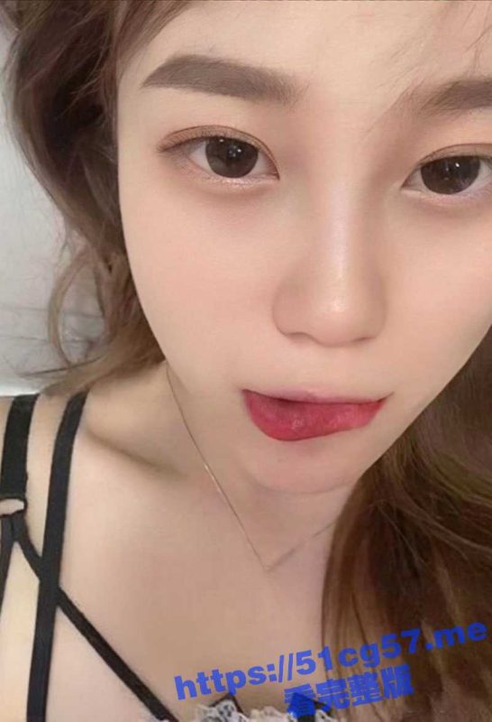 经典足控福音！抖音网红 软软 遭土豪重金定制大尺度淫语自慰视频 对着镜头展示丝袜玉足与嫩穴！-51吃瓜网